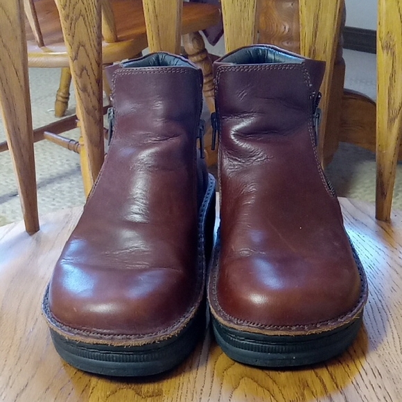 Naot Rich Brown Leather Men's Boots - Picture 1 of 4